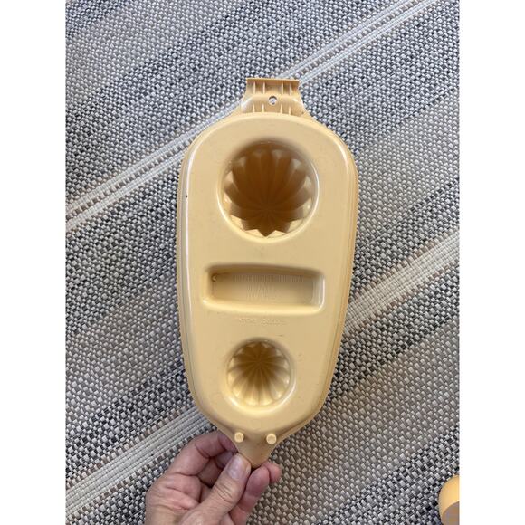 Vtg 1970 Retro Hutzler Juicer Squeezer Reamer Green USA Plastic Citrus Fruit - Picture 3 of 3